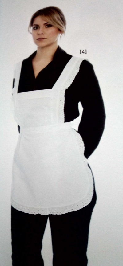 Mulher com avental branco rendado sobre camisa preta em fundo branco