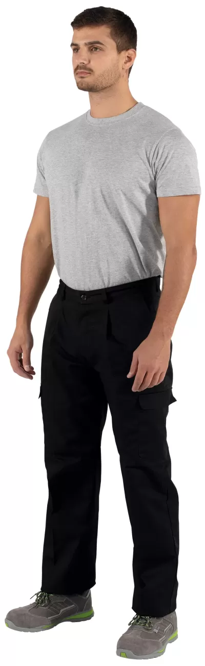 Homem com t-shirt cinza clara, calças pretas e sapatos cinza com sola verde-limão