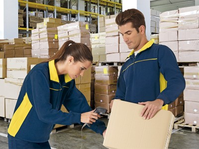 Dois trabalhadores no armazém a manusear caixa de cartão