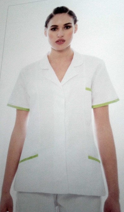 Blusa branca de manga curta com detalhes verdes nas mangas e bolsos