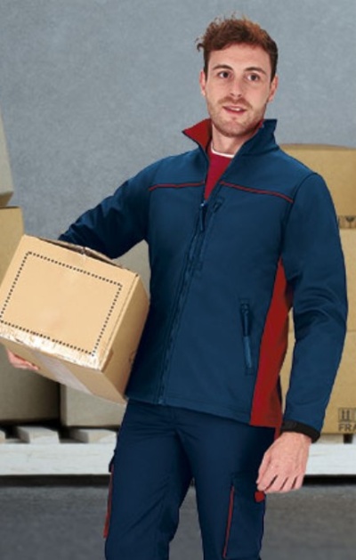 Homem com fato de trabalho azul escuro e vermelho segurando caixa de cartão