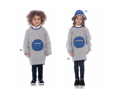 Duas crianças vestindo blusas compridas azuis claras e brancas com bolso redondo azul escuro