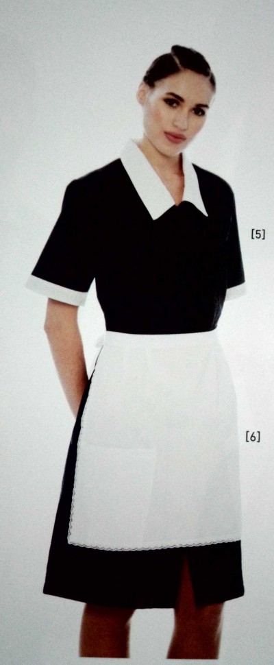 Modelo a usar vestido preto com gola e punhos brancos e avental branco.