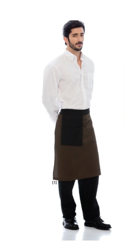 Homem com camisa branca e avental castanho com bolso preto