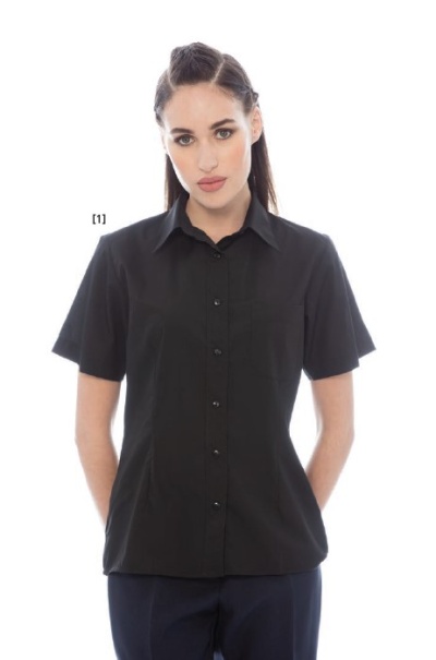 Camisa social preta de manga curta num modelo feminino com fundo branco