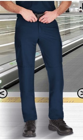 Calças de trabalho azuis escuras com bolsos, em ambiente industrial