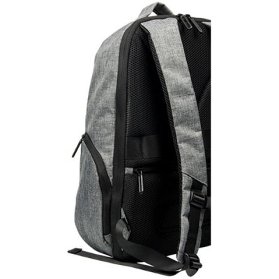 Mochila cinza com alças acolchoadas e fecho de fivela