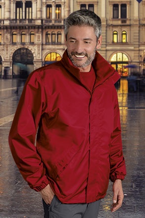 Casaco impermeável vermelho para homem em cenário urbano noturno