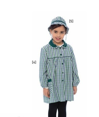 Criança com bata xadrez verde e branco e chapéu correspondente