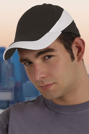 Homem com boné preto e branco e camiseta cinzenta, fundo de cidade ao entardecer