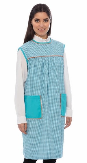 Mulher de bata azul claro xadrez com bolsos turquesa e camisa branca