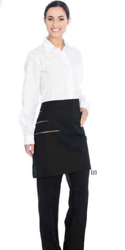 Mulher com camisa branca, saia e calças pretas em fundo branco