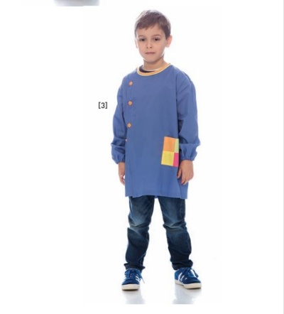 Criança com camisola azul com botões e bolso colorido, calças de ganga escuras e ténis azuis