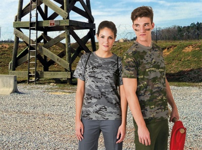 Duas pessoas com t-shirts camufladas, estrutura de madeira e paisagem exterior