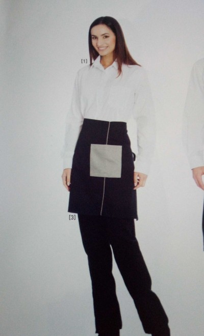 Modelo feminina vestindo camisa social branca e avental preto com bolso cinza