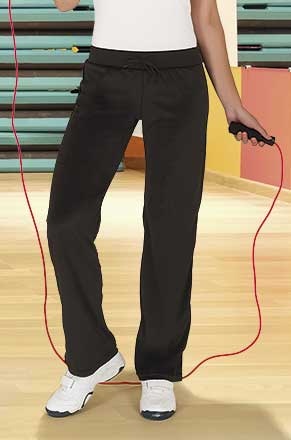 Pessoa a usar calças pretas desportivas com cintura elástica e cordão