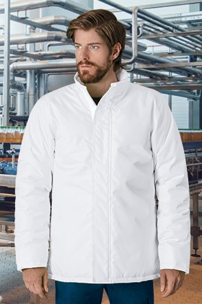 Homem de casaco branco em ambiente industrial