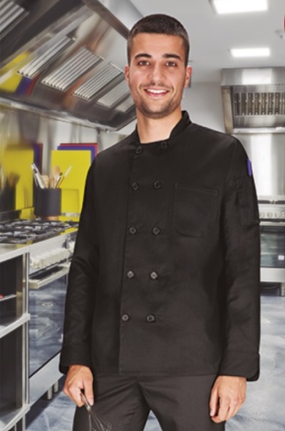 Homem com casaco de chef preto em cozinha profissional moderna