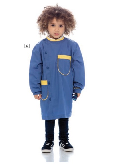 Criança com bata azul com detalhes amarelos e calça preta