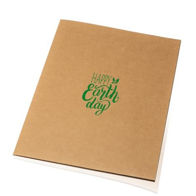Caderno com capa castanha e texto verde Happy Earth day.