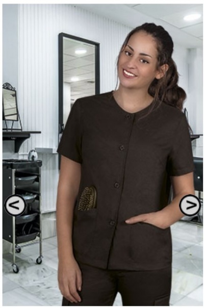 Uniforme castanho escuro com botões e bolso, mulher com escova no bolso em salão de beleza