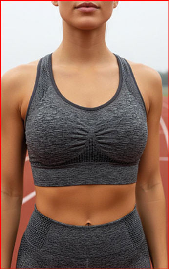 Top desportivo cinzento escuro com padrão texturado e detalhe franzido
