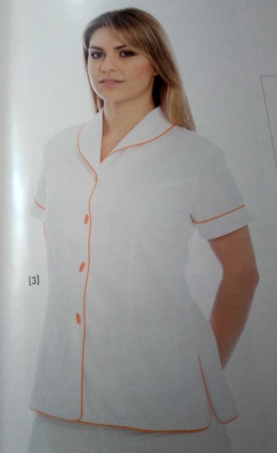 Casaco branco com detalhes laranja em modelo feminino