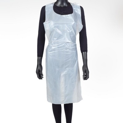 Avental descartável branco plástico translúcido em manequim com roupa preta