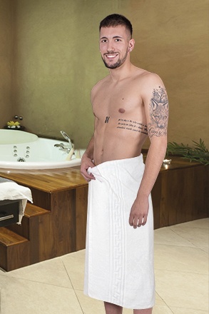 Homem com toalha branca na cintura junto a banheira de hidromassagem