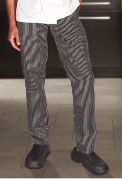 Calças risca de giz pretas e brancas usadas em ambiente interior.