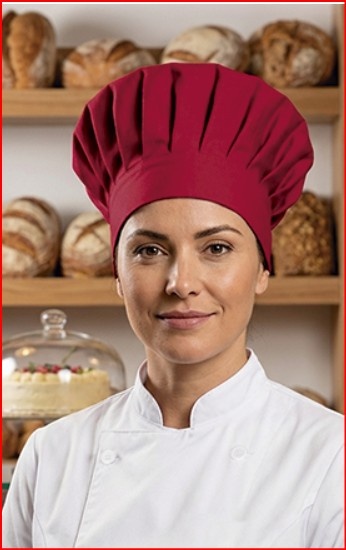 Chef mulher com chapéu vermelho em pastelaria com pão e bolo ao fundo