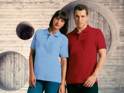 Homem e mulher com polos azul claro e vermelho de manga curta com bolso