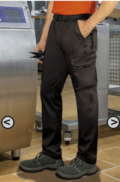 Homem com calças pretas de trabalho e sapatos de segurança em ambiente industrial