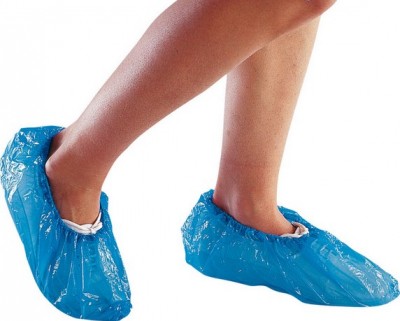 Proteções descartáveis de calçado azuis em plástico com elástico branco.
