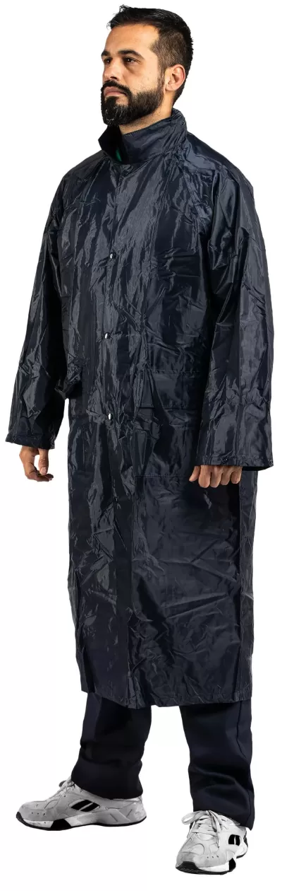 Homem com casaco impermeável azul escuro, calças pretas e sapatilhas brancas