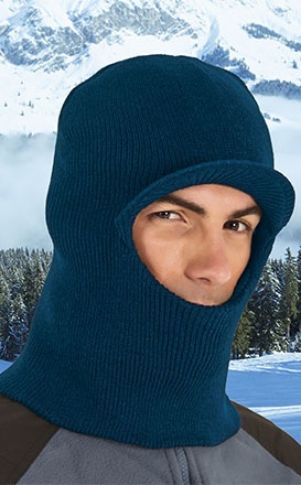 Passa-montanhas azul escuro em homem com paisagem de neve ao fundo