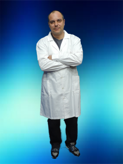 Homem com bata branca e calças pretas sobre fundo azul degradê