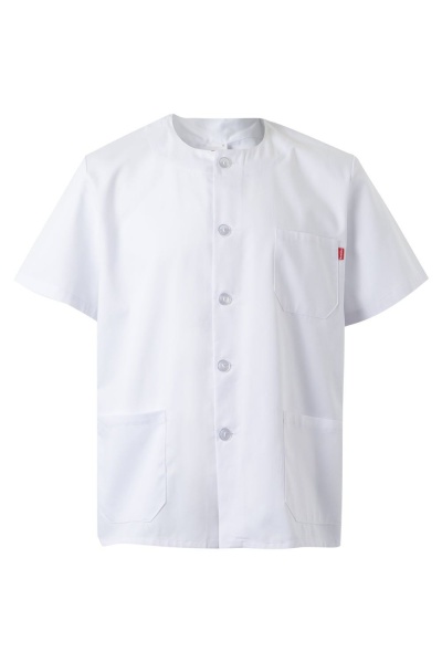 Blusa branca de botões com gola redonda e bolsos.