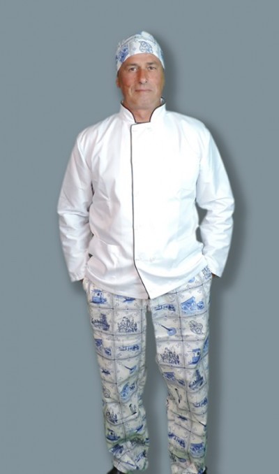 Homem com farda de cozinheiro branca e calças estampadas azuis