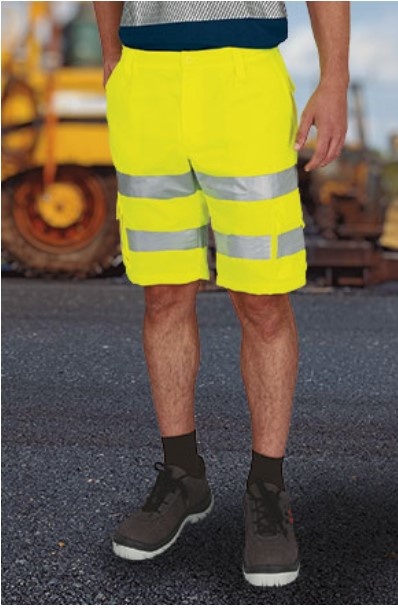 Homem com calções amarelos fluorescentes de trabalho e faixas refletoras em ambiente industrial