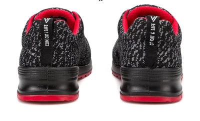 Sapatilhas pretas e vermelhas vistas de trás