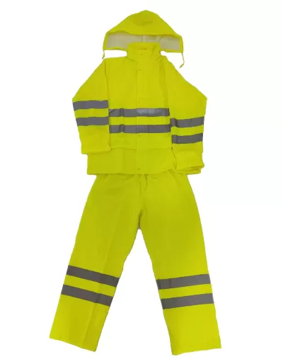 Conjunto de roupa impermeável amarela com faixas refletoras