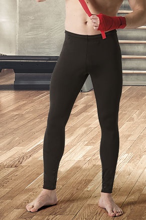 Calças justas pretas de tecido liso usadas em ambiente de treino