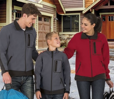 Casacos vermelhos e cinzentos com bolsos pretos usados por três pessoas em frente a casa