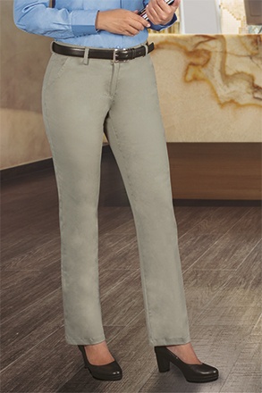 Calças cinza claro com cinto preto e sapatos pretos de salto