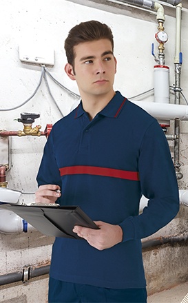 Homem com polo azul escuro e faixa vermelha segurando tablet numa sala com tubagens