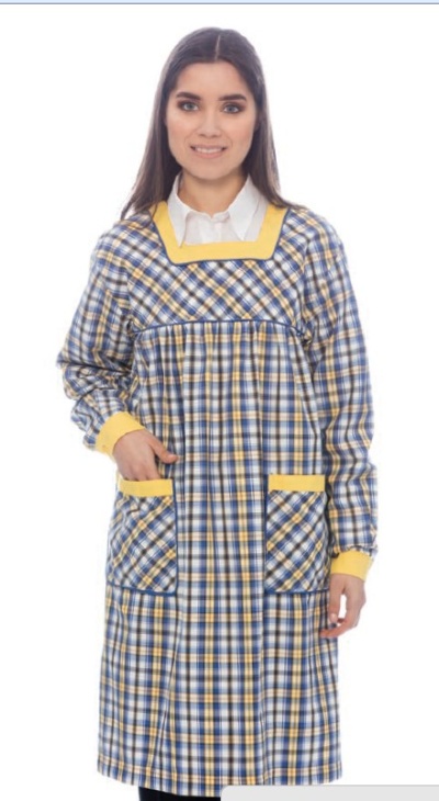 Mulher com avental de padrão aos quadrados azuis e amarelos com detalhes amarelos