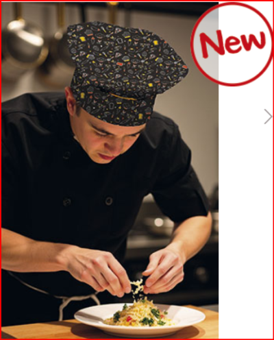 Chefe de cozinha com chapéu preto decorado a preparar prato de massa