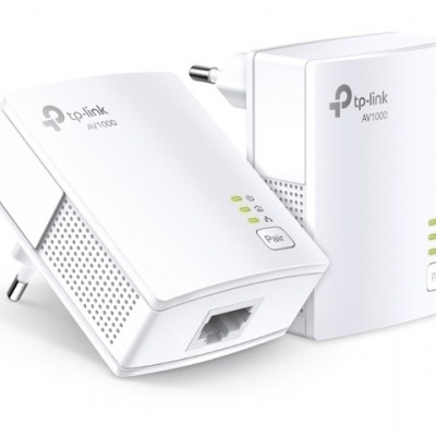 Dois adaptadores de rede elétrica TP-Link AV1000 brancos com indicadores LED verdes