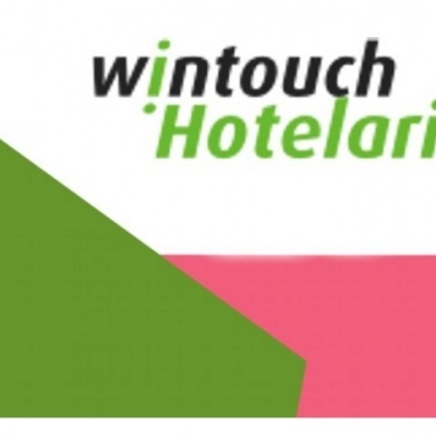 Logotipo com texto wintouch Hotelario e formas geométricas verde e rosa